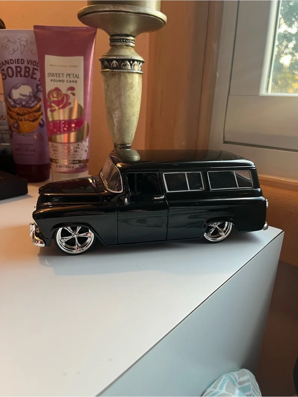Jada Toys 1957 Chevrolet Suburban black truck